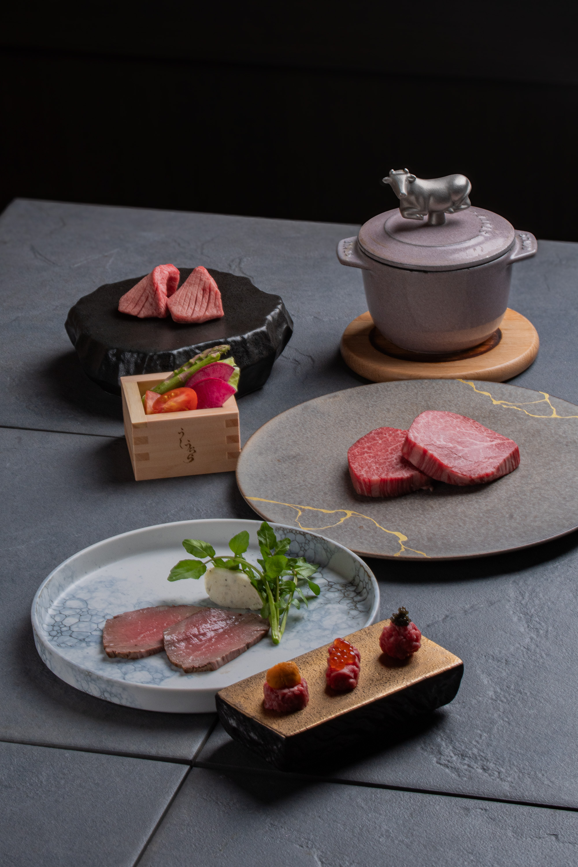 頂 シャトーブリアンコース 全10品 ¥24,200 ユッケ三種(雲丹・イクラ・キャビア) シャトーブリアンのローストビーフ 厚切りうらら舌 季節の枡野菜 厚切りシャトーブリアン 炊きたての白米 味噌スープ 桜アイス最中