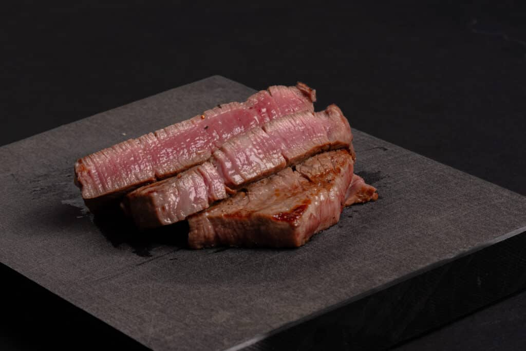 お皿に盛り付けられた雌牛和牛シャトーブリアンにタイトルで「黒毛和牛とは？肉割烹が雌牛にこだわる理由」