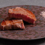 横浜・関内の肉割烹うしうららの主菜（A5雌牛のコース料理）