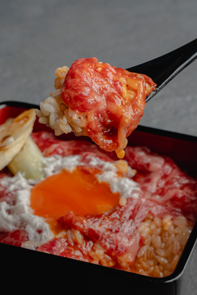 生好き焼き重を食べる写真