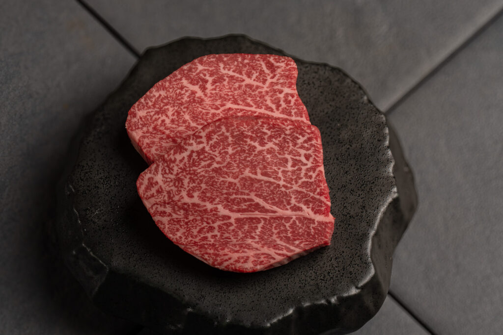 お皿に盛り付けられている雌牛和牛のシャトーブリアン